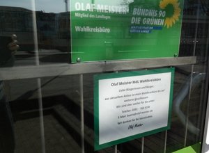 Tür des Wahlkreisbüros in Alt Salbke 89 mit einem Hinweis auf die vorübergehende Schließung.
