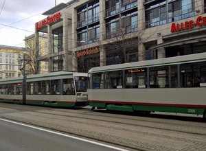 Straßenbahn NGT 8D mit Tatra-Anhänger vor dem Allee-Center.