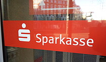 Sparkassen-Logo auf einer Automatiktür am Eingang der Sparkassenfiliale am Hasselbachplatz.