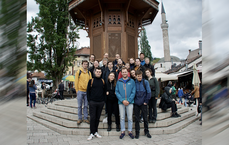 Die Reisegruppe der Grünen Jugend vor dem Taubenbrunnen im Zentrum Sarajevos.