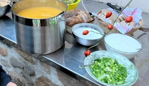 Küche mit geschnippeltem Gemüse.