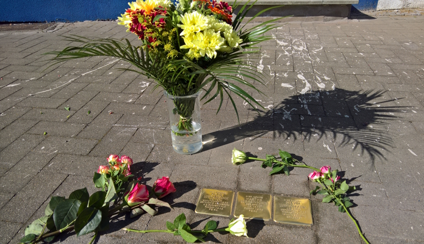 Blumenstrauß an den Stolpersteinen der Familien Lubrainschik