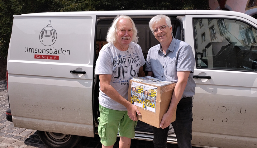 Olaf Meister (rechts) übergibt 2 Klassensätze Terminplaner des Landtages in einem Karton an Ingo Block vom Umsonstladen Salbke e. V. Im Hintergrund der Transporter des Vereins. Olaf Meister (rechts) übergibt 2 Klassensätze Terminplaner des Landtages in einem Karton an Ingo Block vom Umsonstladen Salbke e. V. Im Hintergrund der Transporter des Vereins.