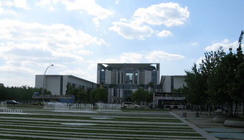 Blick auf den Eingang des Bundeskanzleramtes