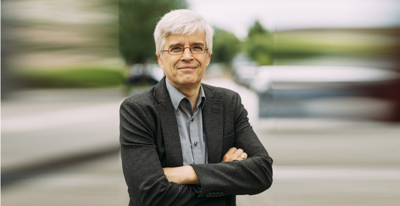 Außenfoto von Olaf Meister mit verwischtem Hintergrund.