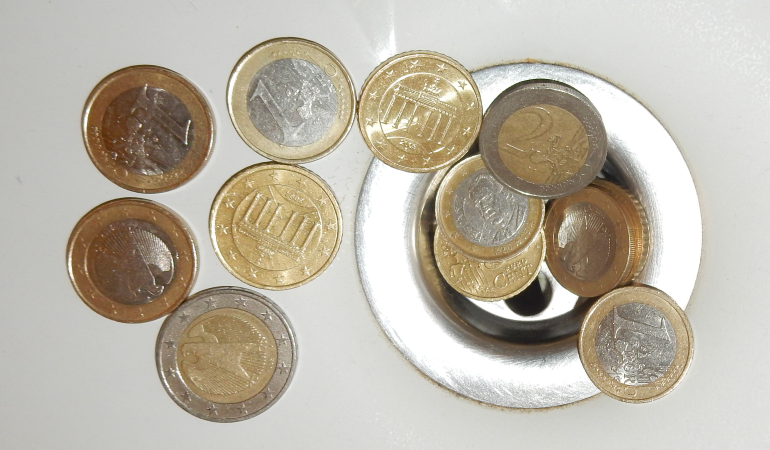 Euromünzen im Ausguss Euromünzen im Ausguss