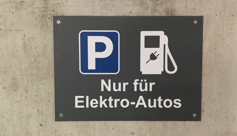 Schild Parkplatz Nur E-Autos