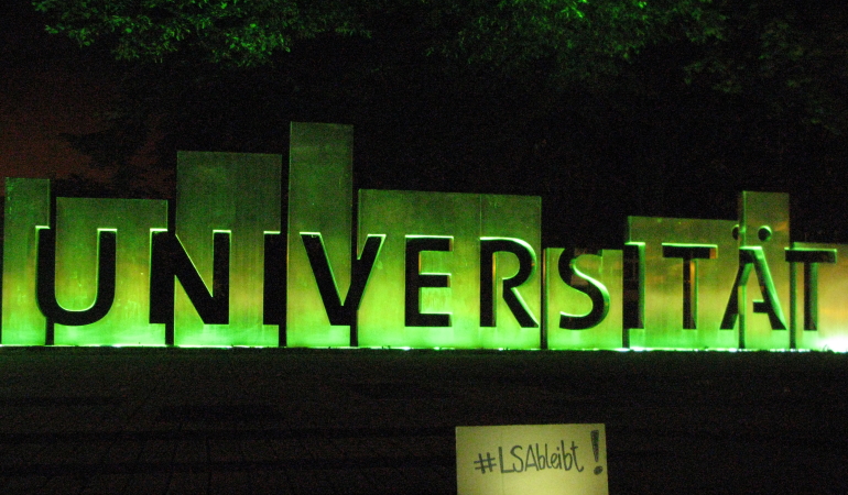 Grün beleuchteter Schriftzug Universität OVGU