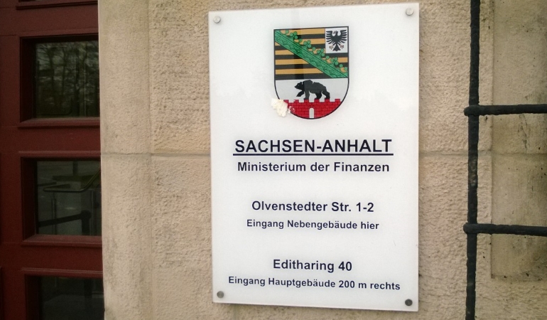 Eingang Finanzminiserium Olvenstedter Str 1-2