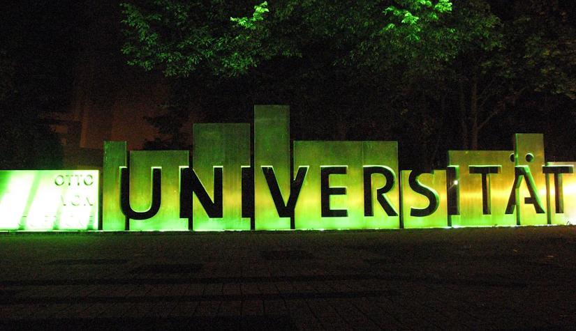 Schriftzug OVGU Universität grün beleuchtet Schriftzug OVGU Universität grün beleuchtet