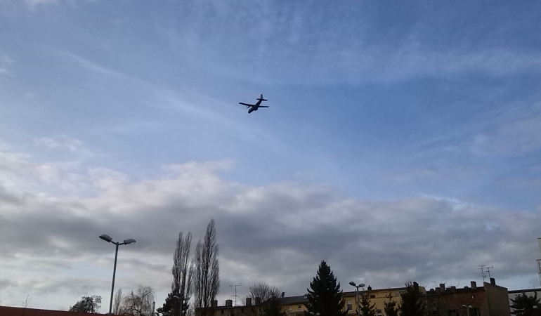 Flugzeug fliegt über Südost.