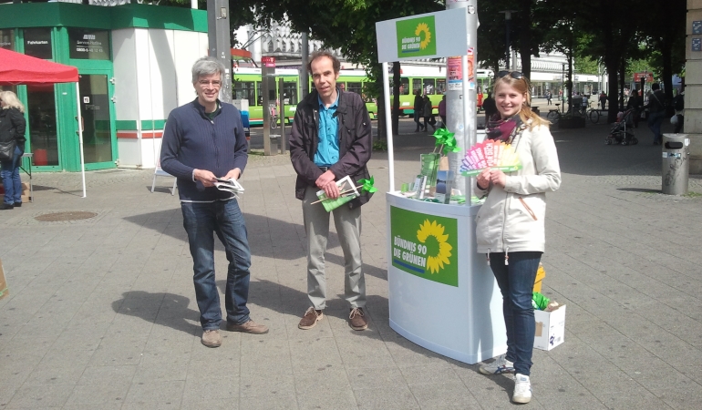 Olaf Meister, Gregor Zündorf und Levke Feddersen am IDAHO-Wahlkampfstand. Olaf Meister, Gregor Zündorf und Levke Feddersen am IDAHO-Wahlkampfstand.