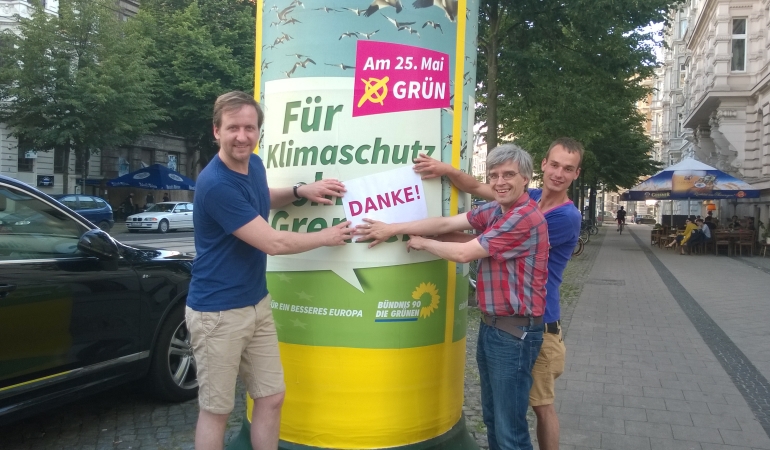 Die gewählten Stadträte Sören Herbst, Olaf Meister und Tom Assmann bei der Dankeschön-Aktion an der Litfasssäule in der Otto-von-Guericke-Straße. Die gewählten Stadträte Sören Herbst, Olaf Meister und Tom Assmann bei der Dankeschön-Aktion an der Litfasssäule in der Otto-von-Guericke-Straße.