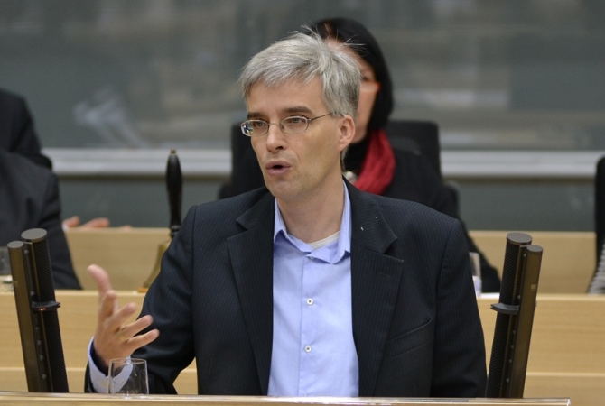 Olaf Meister bei seiner Rede am Pult im Landtag. Olaf Meister bei seiner Rede am Pult im Landtag.