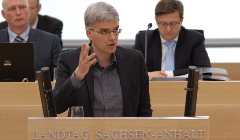Olaf Meister am Redepult im Landtag. Olaf Meister am Redepult im Landtag.