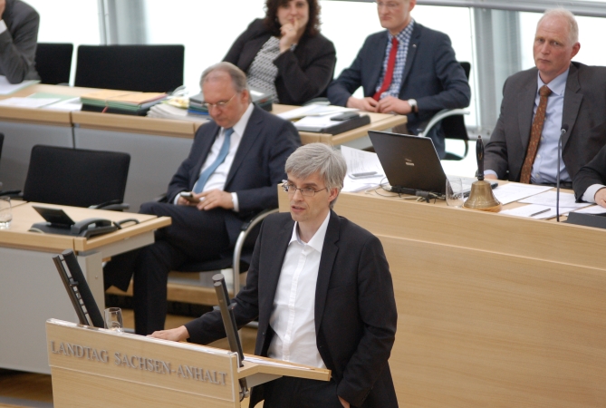 Olaf Meister am Redepult im Landtag.