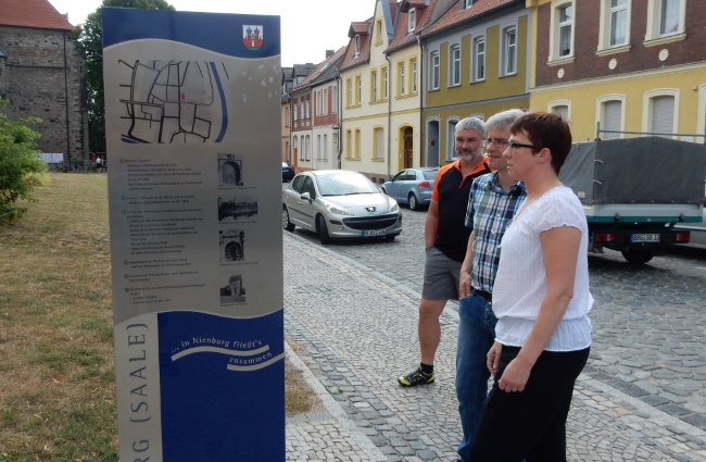 Bürgermeisterin Susan Falke (v.r.) zeigt Olaf Meister MdL (GRÜNE) und Uwe Schlegel (ADFC) eine von 6 touristischen Infosäulen. Bürgermeisterin Susan Falke (v.r.) zeigt Olaf Meister MdL (GRÜNE) und Uwe Schlegel (ADFC) eine von 6 touristischen Infosäulen.