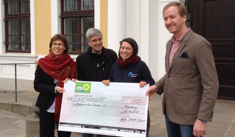Dorothea Frederking, Olaf Meister, Franka Kretschmer und Sören Herbst bei der Scheckübergabe vor dem Landtag.