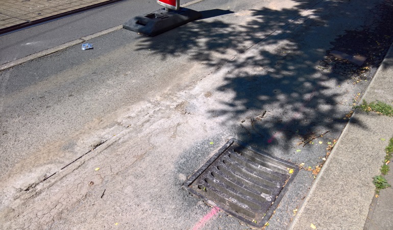 Gully an der MVB-Haltestelle "Salbker Platz". Gully an der MVB-Haltestelle "Salbker Platz".