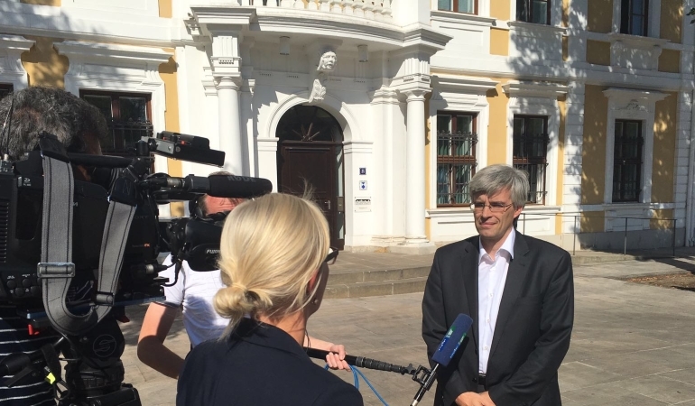 Olaf Meister im Interview vor dem Landtag.