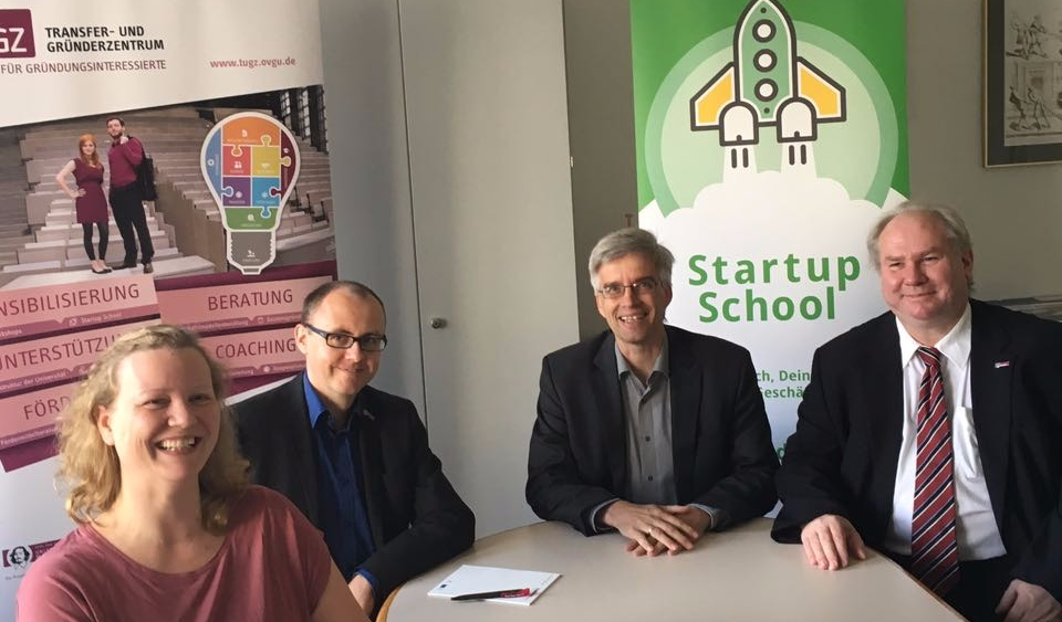 Olaf Meister sitzt bei einem Besuch bei einem Start-Ups am Tisch. Olaf Meister sitzt bei einem Besuch bei einem Start-Ups am Tisch.