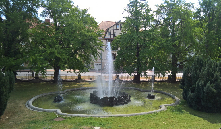 Springbrunnen vor dem Kurhaus in Bernburg. Springbrunnen vor dem Kurhaus in Bernburg.