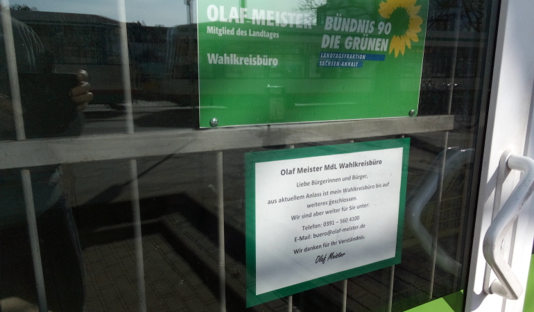 Tür des Wahlkreisbüros in Alt Salbke 89 mit einem Hinweis auf die vorübergehende Schließung. Tür des Wahlkreisbüros in Alt Salbke 89 mit einem Hinweis auf die vorübergehende Schließung.