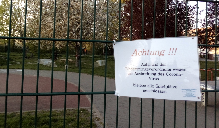 Gitter am Spielplatz Schrote/Europaring mit dem Sperrschild. Gitter am Spielplatz Schrote/Europaring mit dem Sperrschild.