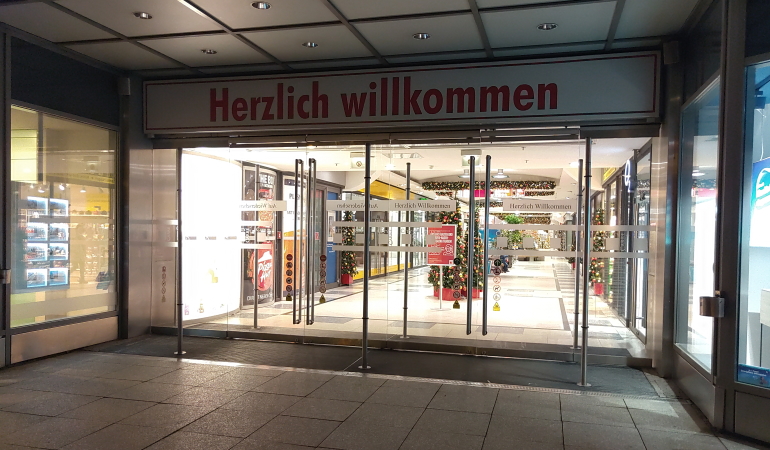 Eingang des City-Carre in Magdeburg von der Kreuzung Otto-von-Guericke-Str./Ernst-Reuter-Allee.