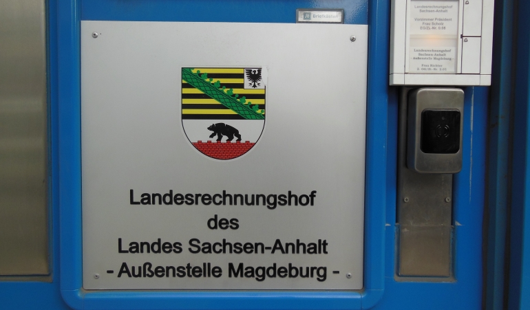 Eingang der Außenstelle des Landesrechnungshofes in Magdeburg.