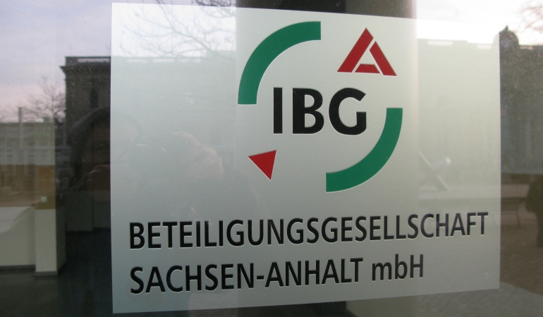 Firmenschild der IBG am City-Carré.