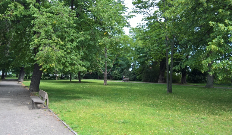 Blick in den Bahnhofspark in Bernburg. Blick in den Bahnhofspark in Bernburg.