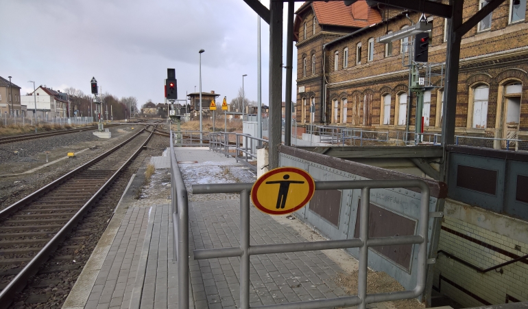 Blick vom Bahnsteig 2 des Güstener Bahnhofs in Richtung des gesperrten ebenerdigen Zugangs. Blick vom Bahnsteig 2 des Güstener Bahnhofs in Richtung des gesperrten ebenerdigen Zugangs.