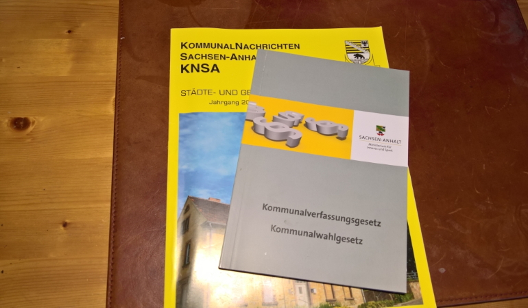 Broschüre Kommunalverfassung auf dem Schreibtisch.