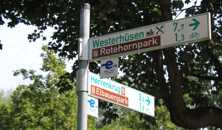 Fahrradwegweiser an der Anna-Ebert-Brücke, Elberadweg in Magdeburg. Fahrradwegweiser an der Anna-Ebert-Brücke, Elberadweg in Magdeburg.