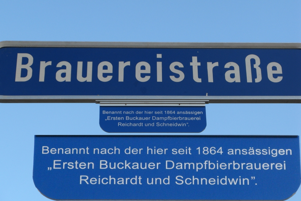 Zusatzschild Brauereistraße (Montage).