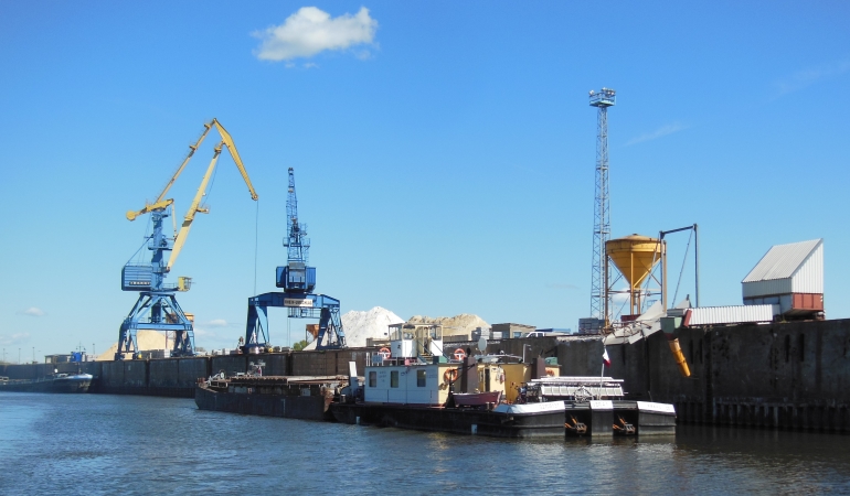 Magdeburger Hafenbecken mit Schiff mit Kaimauer und Kränen.