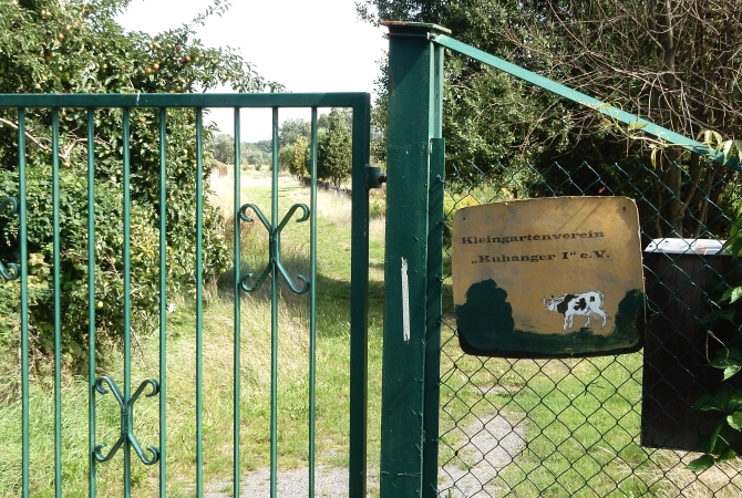 Eingangstor der Kleingartensparte Kuhanger I, für die aufgrund der Hochwassergefährdung die Aufgabe empfohlen wird. Eingangstor der Kleingartensparte Kuhanger I, für die aufgrund der Hochwassergefährdung die Aufgabe empfohlen wird.