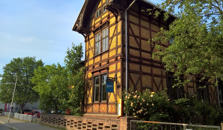Frontalansicht des Rayonhauses von der Steinigstraße aus. Frontalansicht des Rayonhauses von der Steinigstraße aus.
