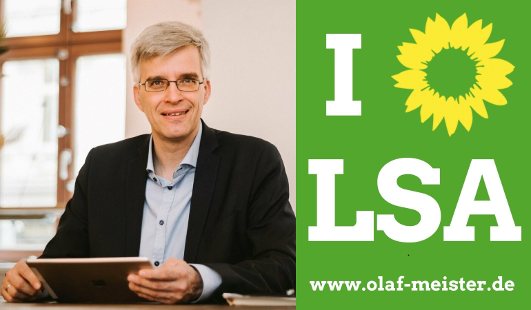 Olaf Meister mit iPad am Tisch und Sticker I love LSA. Olaf Meister mit iPad am Tisch und Sticker I love LSA.