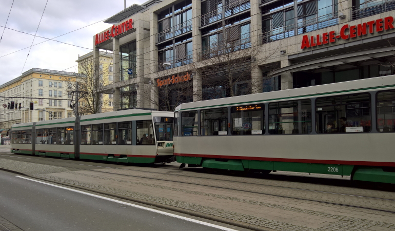 Straßenbahn NGT 8D mit Tatra-Anhänger vor dem Allee-Center. Straßenbahn NGT 8D mit Tatra-Anhänger vor dem Allee-Center.