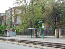 Blick auf die Straßenbahnhaltestelle vor dem ehemaligen RAW.