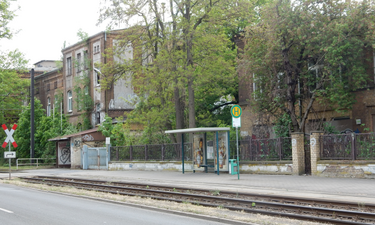 Blick auf die Straßenbahnhaltestelle vor dem ehemaligen RAW.