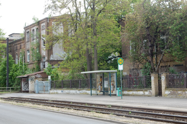 Blick auf die Straßenbahnhaltestelle vor dem ehemaligen RAW.