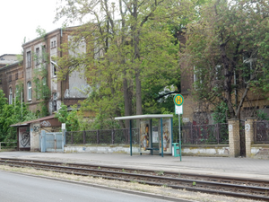 Blick auf die Straßenbahnhaltestelle vor dem ehemaligen RAW.