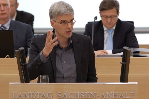 Olaf Meister am Redepult im Landtag.