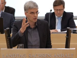 Olaf Meister am Redepult im Landtag.