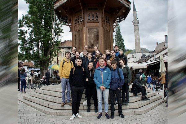 Die Reisegruppe der Grünen Jugend vor dem Taubenbrunnen im Zentrum Sarajevos.