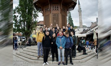 Die Reisegruppe der Grünen Jugend vor dem Taubenbrunnen im Zentrum Sarajevos.