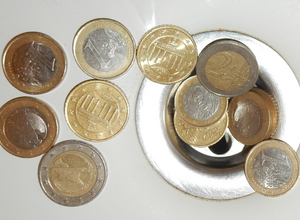 Münzen im Abfluss.